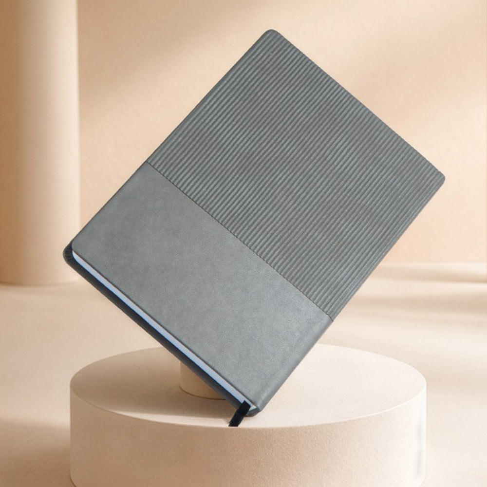 سالنامه وزیری جمعه جدا 1405 آپادانا کد 47 چرم دو تکه